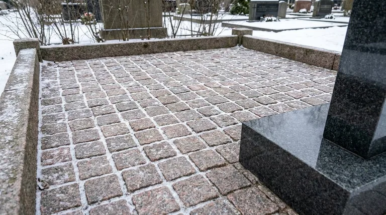 Мощение участка серой гранитной плиткой с цоколем, образец ПМ004 в Тольятти