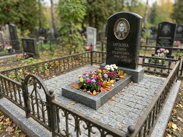 Благоустроенное захоронение с гранитной плиткой, оградой и цветником в Тольятти