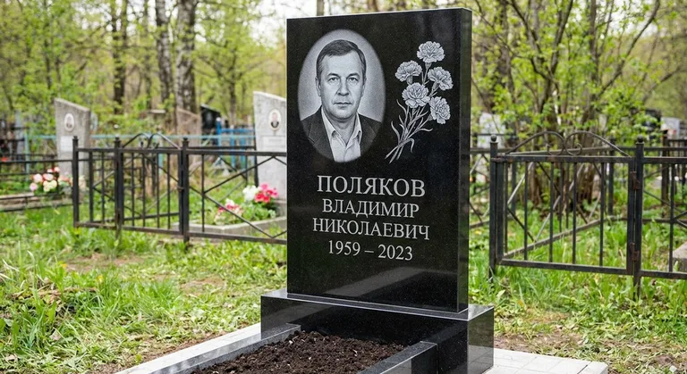 Памятник с гравировкой гвоздик — выполненная работа «Поляков» в Тольятти