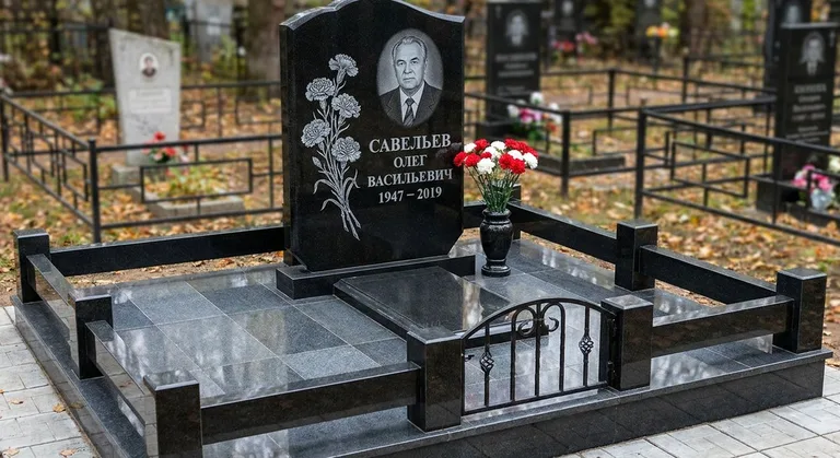 Памятник с гравировкой гвоздик — выполненная работа «Савельев» в Тольятти