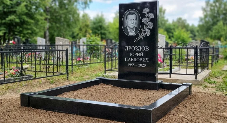 Памятник с гравировкой гвоздик — выполненная работа «Дроздов» в Тольятти