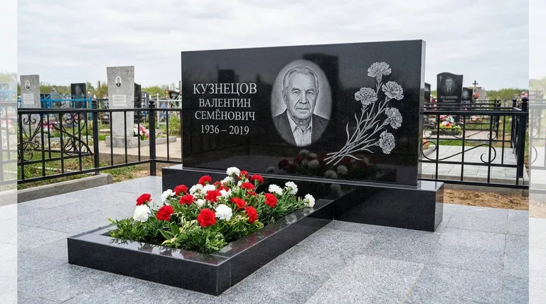 Памятник с гравировкой гвоздик — выполненная работа «Кузнецов» в Тольятти