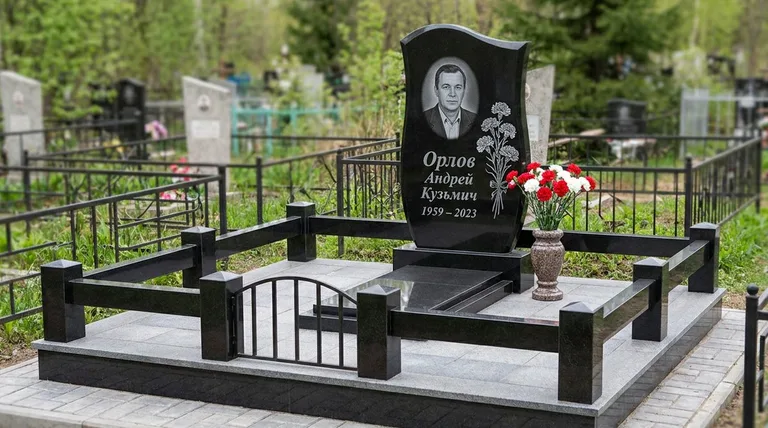 Памятник с гравировкой гвоздик — выполненная работа «Орлов» в Тольятти