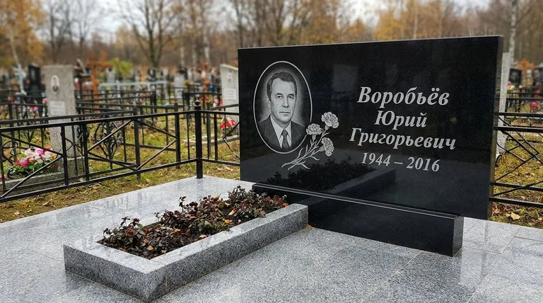 Памятник с гравировкой гвоздик — выполненная работа «Воробьёв» в Тольятти