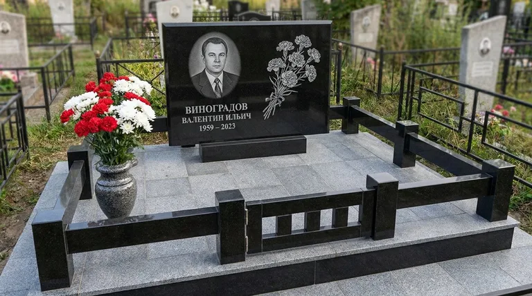 Памятник с гравировкой гвоздик — выполненная работа «Виноградов» в Тольятти