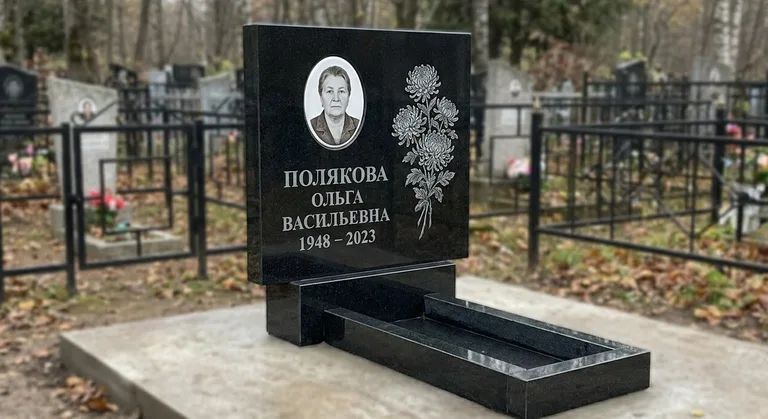 Памятник с гравировкой хризантем — выполненная работа «Полякова» в Тольятти