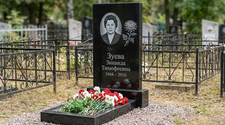Памятник с гравировкой хризантем — выполненная работа «Зуева» в Тольятти