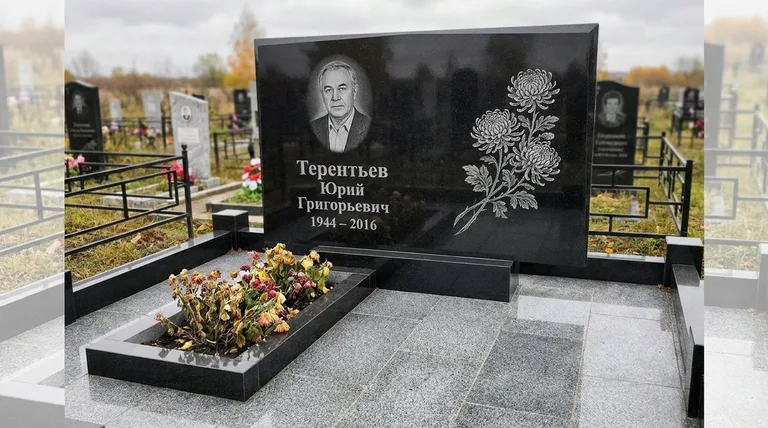 Памятник с гравировкой хризантем — выполненная работа «Терентьев» в Тольятти