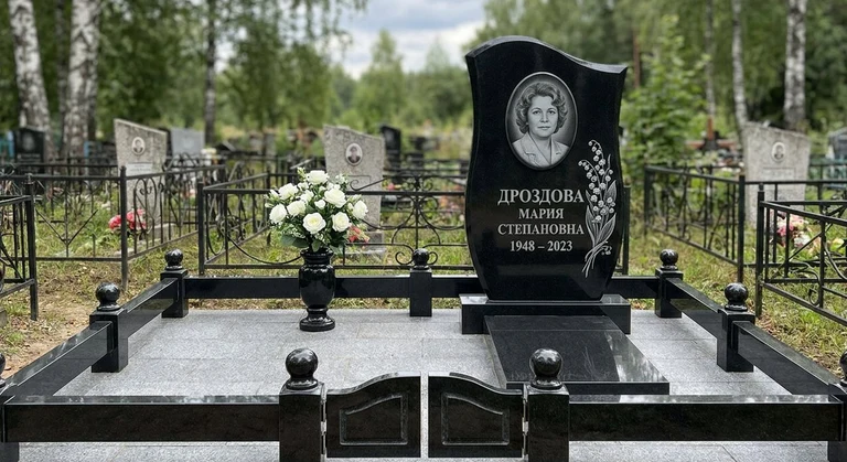 Гравировка ландышей на памятник в Тольятти — пример работы на граните