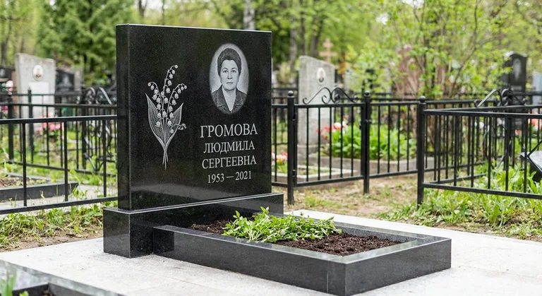 Памятник с гравировкой ландышей — выполненная работа «Громова» в Тольятти