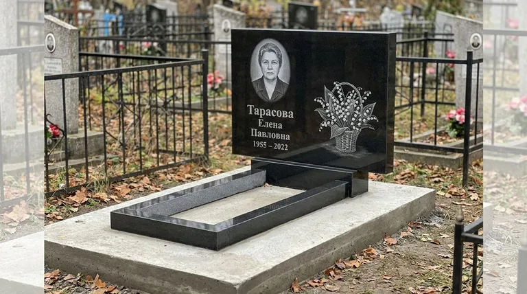 Памятник с гравировкой ландышей — выполненная работа «Тарасова» в Тольятти
