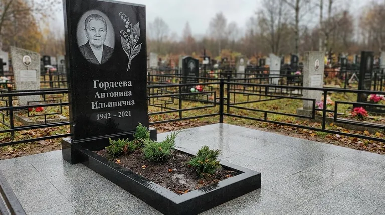 Памятник с гравировкой ландышей — выполненная работа «Гордеева» в Тольятти