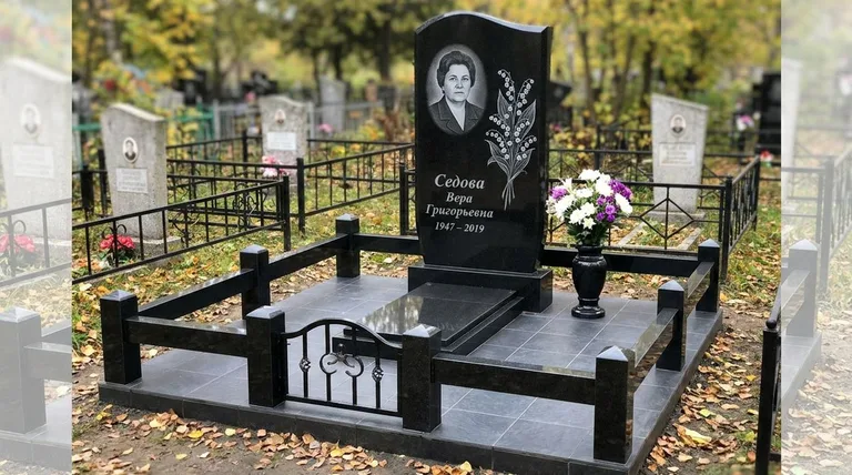 Памятник с гравировкой ландышей — выполненная работа «Седова» в Тольятти
