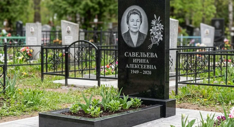 Памятник с гравировкой лилий — выполненная работа «Савельева» в Тольятти