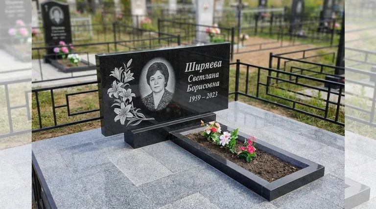 Памятник с гравировкой лилий — выполненная работа «Ширяева» в Тольятти