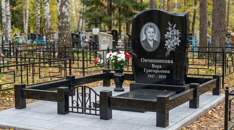 Памятник с гравировкой лилий — выполненная работа «Овчинникова» в Тольятти
