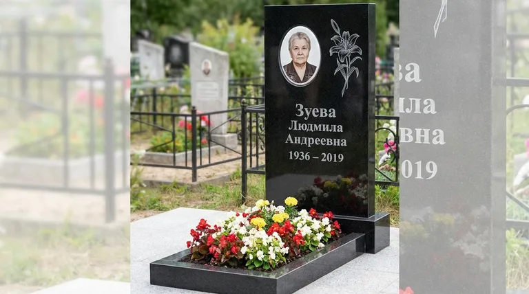 Памятник с гравировкой лилий — выполненная работа «Зуева» в Тольятти