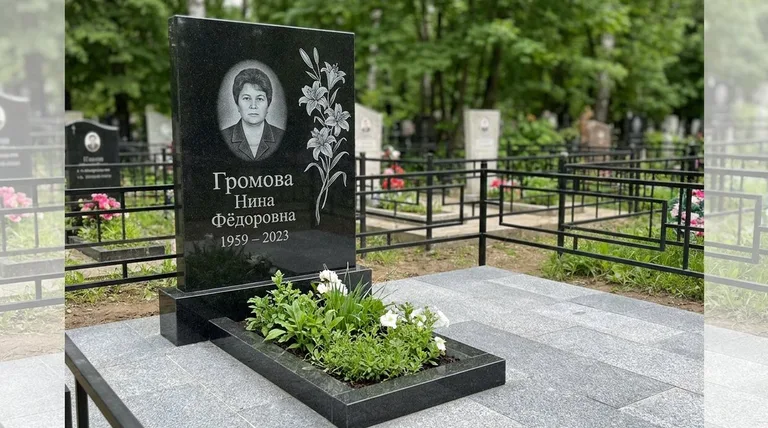 Памятник с гравировкой лилий — выполненная работа «Громова» в Тольятти
