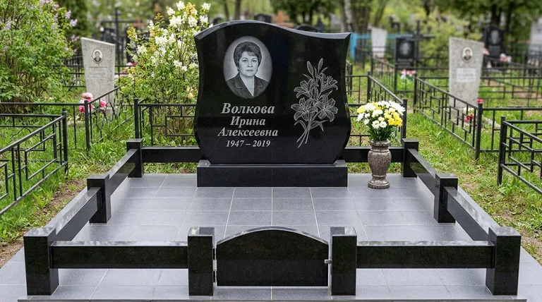 Памятник с гравировкой лилий — выполненная работа «Волкова» в Тольятти