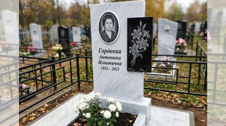 Памятник с гравировкой лилий — выполненная работа «Гордеева» в Тольятти