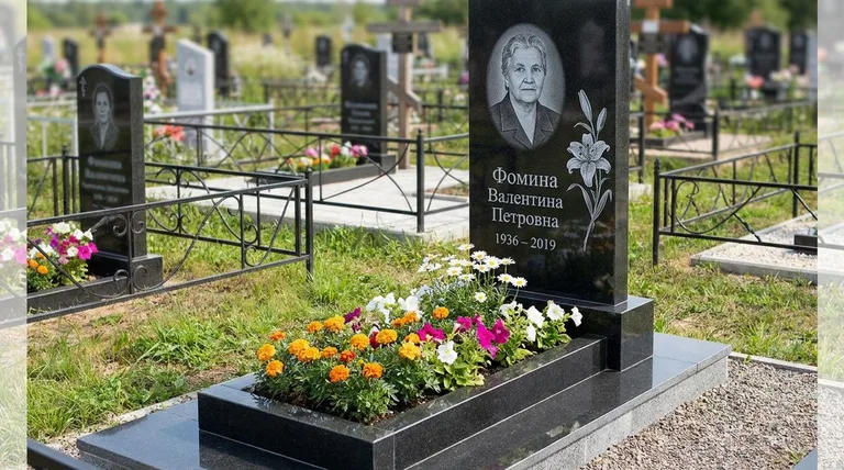 Памятник с гравировкой лилий — выполненная работа «Фомина» в Тольятти