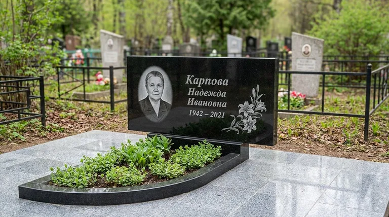 Памятник с гравировкой лилий — выполненная работа «Карпова» в Тольятти