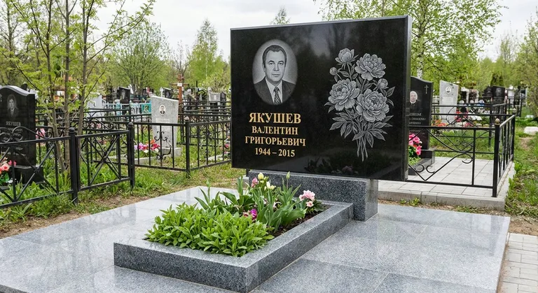Памятник с гравировкой пионов — выполненная работа «Якушев» в Тольятти