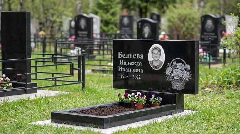 Памятник с гравировкой пионов — выполненная работа «Беляева» в Тольятти