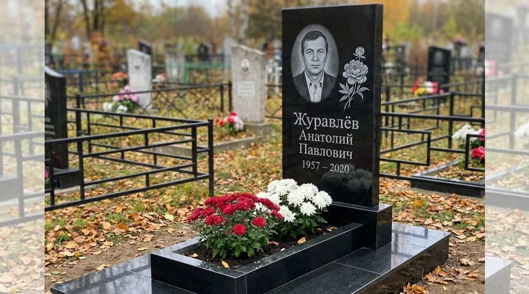 Памятник с гравировкой пионов — выполненная работа «Журавлёв» в Тольятти