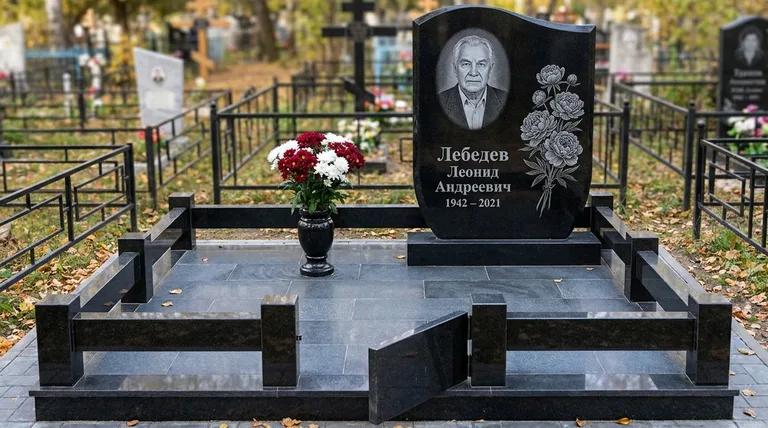 Памятник с гравировкой пионов — выполненная работа «Лебедев» в Тольятти