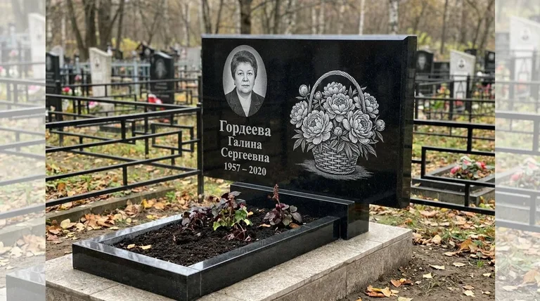 Памятник с гравировкой пионов — выполненная работа «Гордеева» в Тольятти