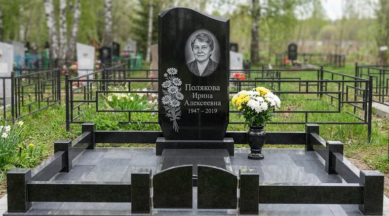 Памятник с гравировкой ромашек — выполненная работа «Полякова» в Тольятти