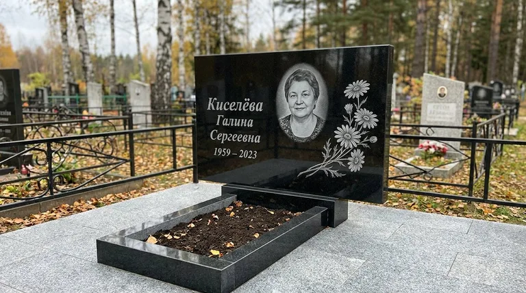Памятник с гравировкой ромашек — выполненная работа «Киселёва» в Тольятти
