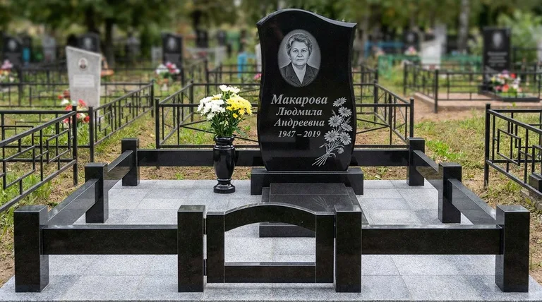 Памятник с гравировкой ромашек — выполненная работа «Макарова» в Тольятти