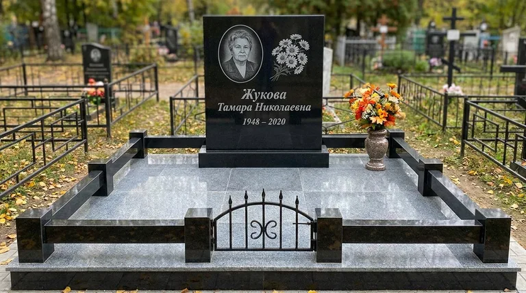 Памятник с гравировкой ромашек — выполненная работа «Жукова» в Тольятти
