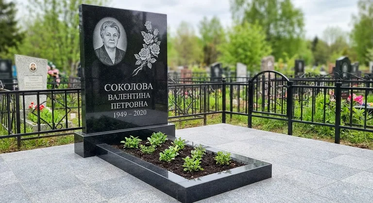 Памятник с гравировкой роз — выполненная работа «Соколова» в Тольятти