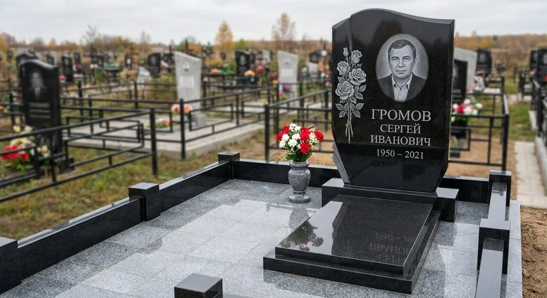 Памятник с гравировкой роз — выполненная работа «Громов» в Тольятти