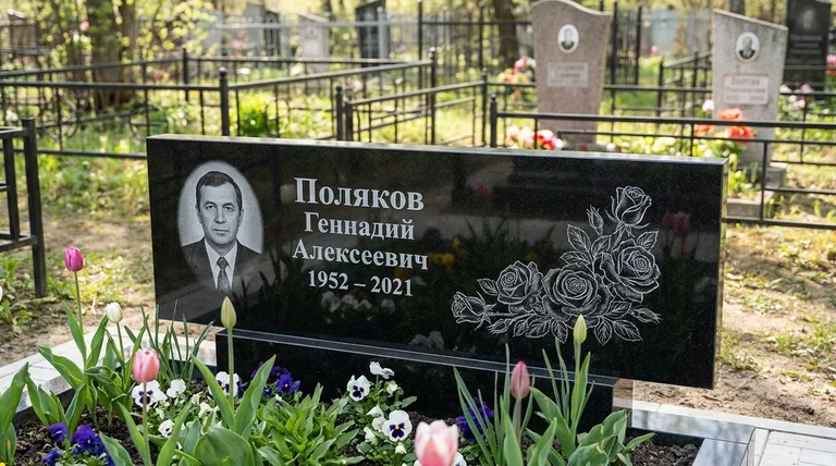 Памятник с гравировкой роз — выполненная работа «Поляков» в Тольятти