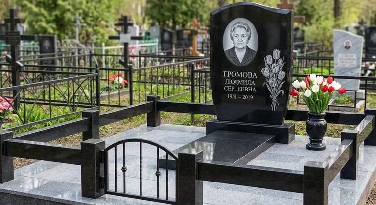 Памятник с гравировкой тюльпанов — выполненная работа «Громова» в Тольятти