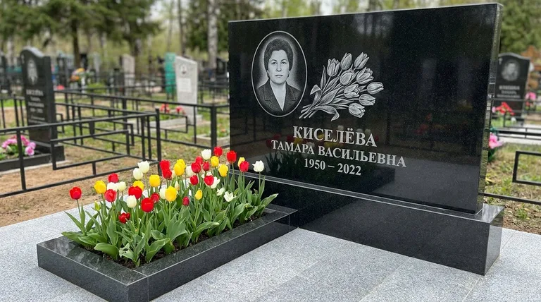 Памятник с гравировкой тюльпанов — выполненная работа «Киселёва» в Тольятти