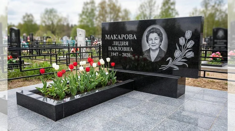 Памятник с гравировкой тюльпанов — выполненная работа «Макарова» в Тольятти