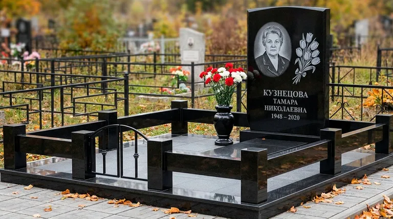 Памятник с гравировкой тюльпанов — выполненная работа «Кузнецова» в Тольятти