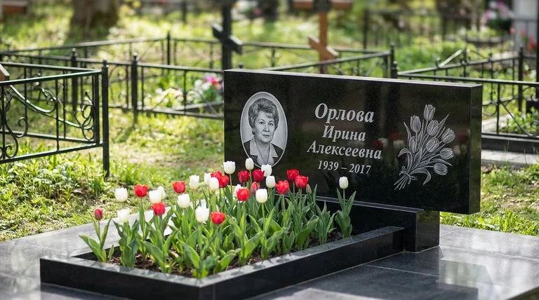 Памятник с гравировкой тюльпанов — выполненная работа «Орлова» в Тольятти