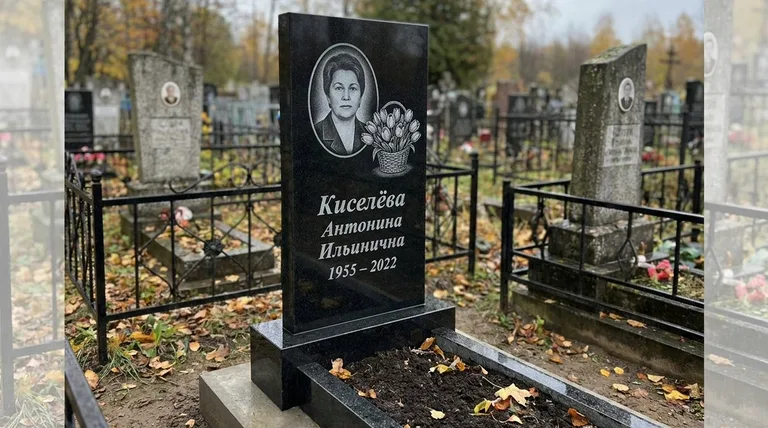 Памятник с гравировкой тюльпанов — выполненная работа «Киселёва» в Тольятти
