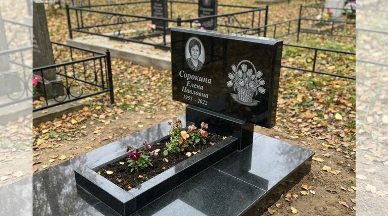 Памятник с гравировкой тюльпанов — выполненная работа «Сорокина» в Тольятти