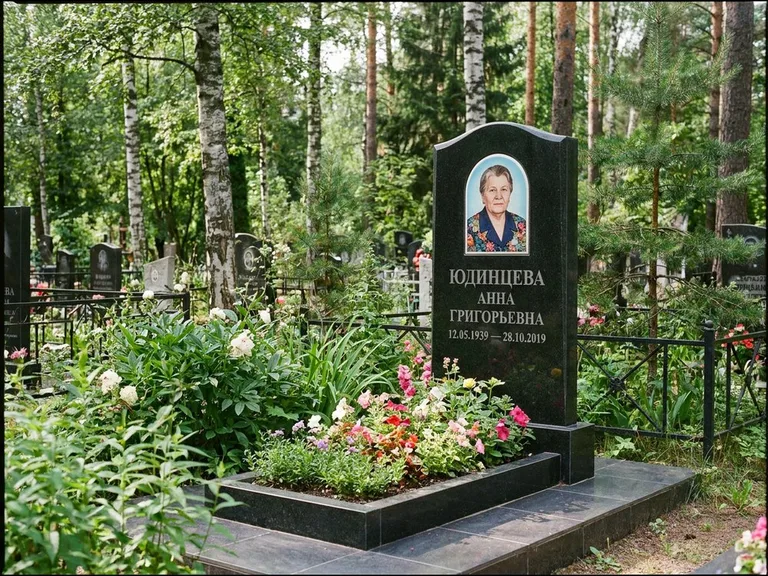 Овальный портрет на памятнике весной в Тольятти