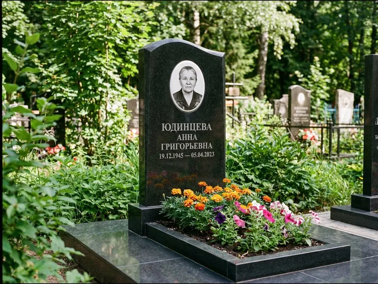 Овальный портрет на сером граните — работа «Юдинцева» в Тольятти