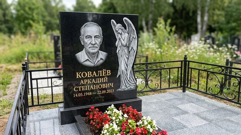 Гравировка ангела на памятник в Тольятти — памятник из чёрного гранита с гравировкой