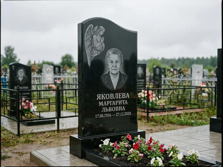 Памятник с гравировкой ангела — гравировка молящегося ангела в верхней части стелы, работа «Яковлева» в Тольятти
