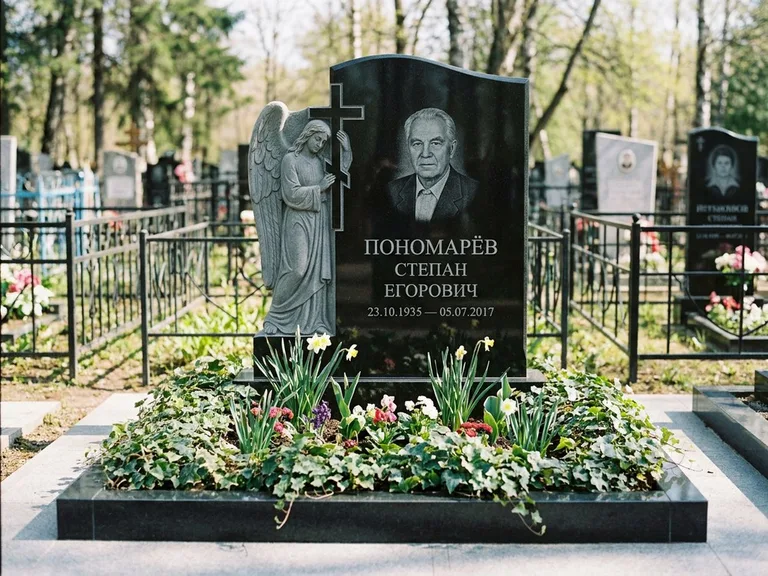 Памятник с гравировкой ангела — гравировка ангела с крестом рядом с эпитафией, работа «Пономарёв» в Тольятти